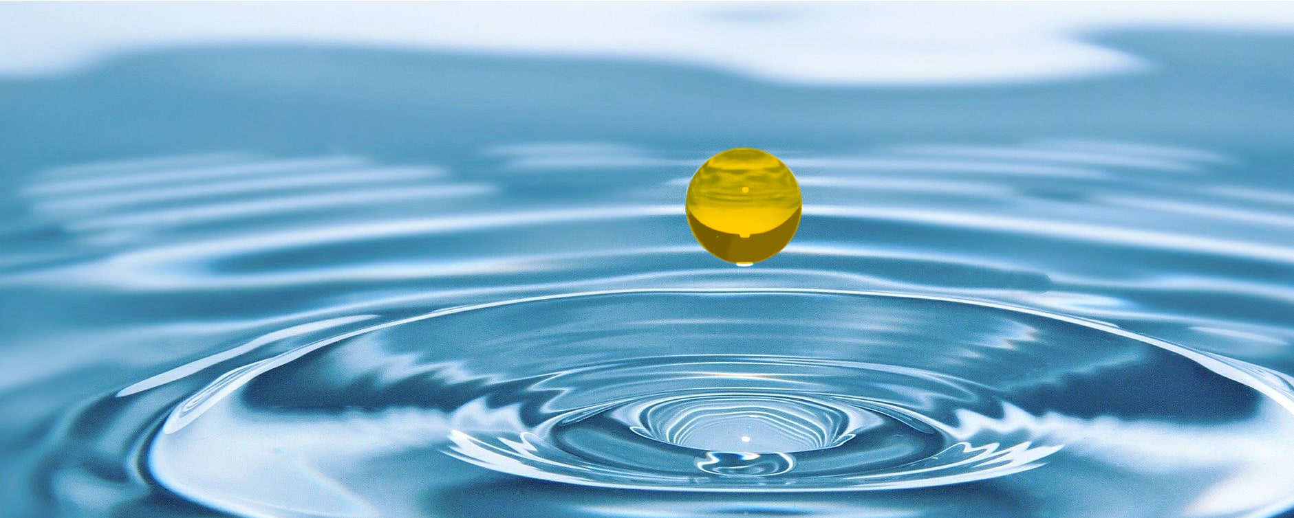 Wassertropfen auf Wasseroberfl&auml;che