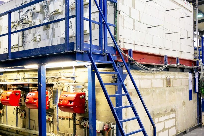 Prüfaufbau mit Brennern von außen