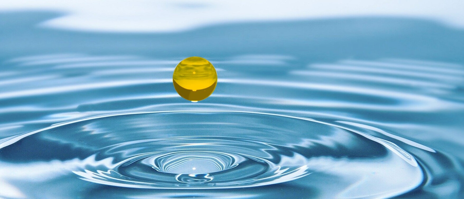 Wassertropfen auf Wasseroberfläche