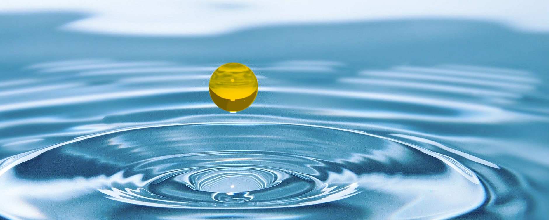 Wassertropfen auf Wasseroberfläche