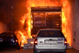 Blick in das innere eines Realbrandversuchs zu einem Straßentunnelbrand mit Fahrzeugen (Autos und LKWs)
