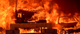 Foto brennender Fahrzeuge während eines Tunnelbrands Versuch im Brandschutz