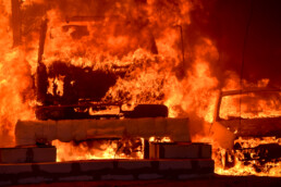 Foto brennender Fahrzeuge während eines Tunnelbrands Versuch im Brandschutz