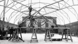 Bau einer Dachkonstruktion mit Stahlgerippe - schwarz weiß Foto