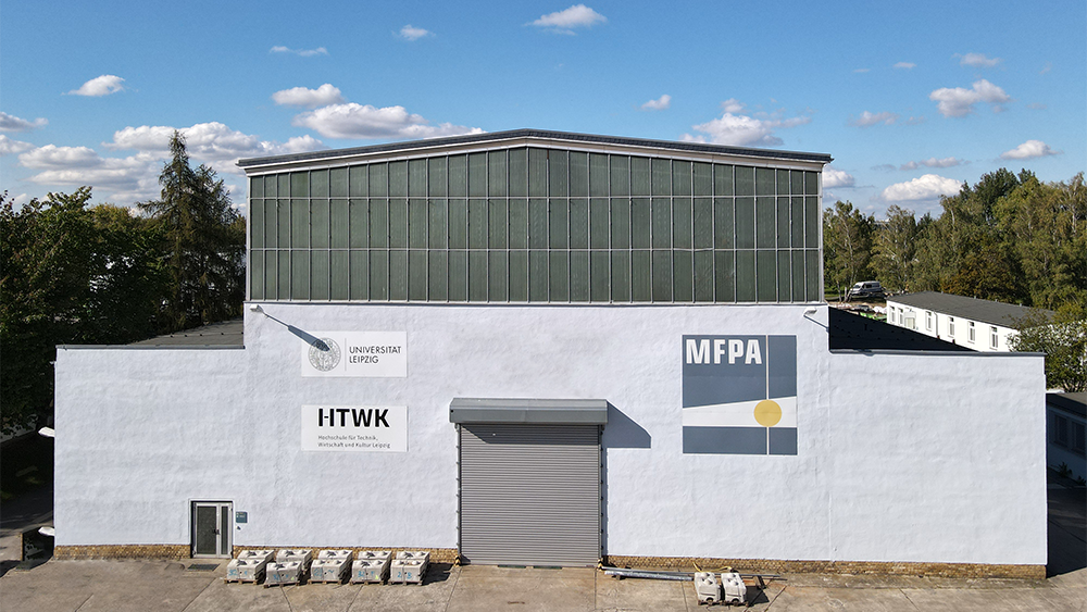 Blick auf die Stirnseite der gro&szlig;en Pr&uuml;fhalle der MFPA in Leipzig