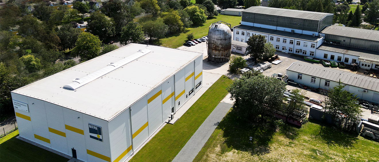 Luftaufnahme Gelände der MFPA Leipzig in Engelsdorf mit Blick auf das Carbonbetontechnikum, Modell eines Containments und der großen Prufhalle