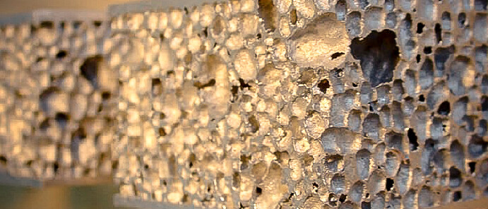 Nahaufnahme eines Querschnitts einer Entwicklung eines Aluminiumschaumverbunds