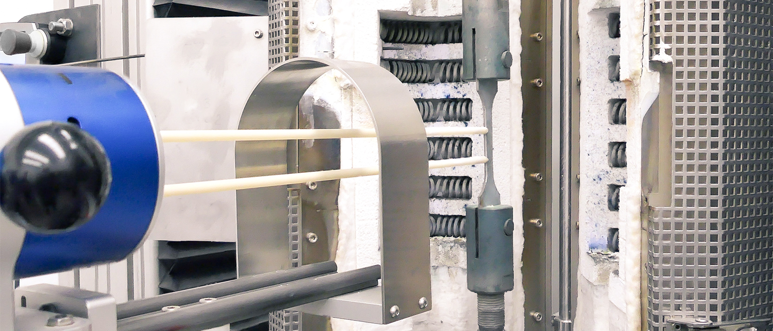 Blick in das Prüfgerät zur Hochtemperaturzugprüfung zur Beschreibung des Last-Verformungs-Verhaltens