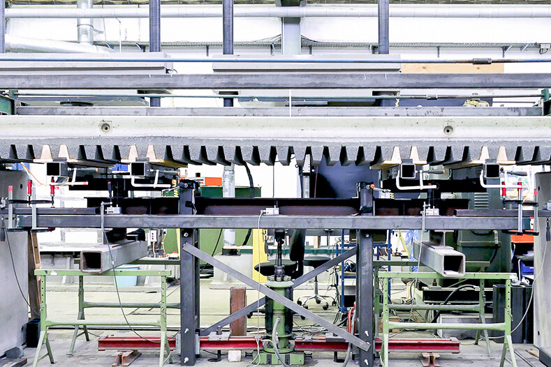 Lärmschutzwand in horizontaler Lage während einer Dauerbelastungsprüfung