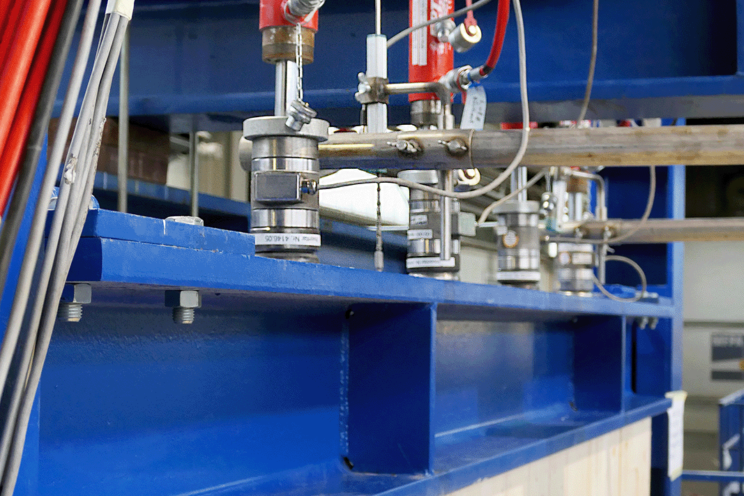 Hydraulische Vertikalbelastung eines Stahlträgers bei einem Brandversuch