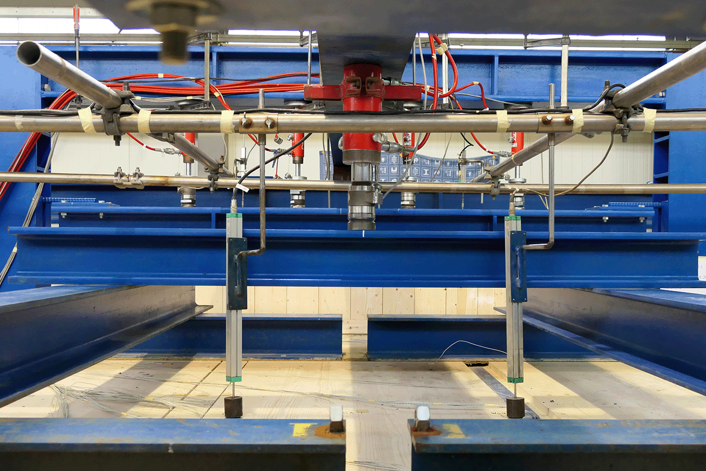 Hydraulische Vertikalbelastung eines Stahlträgers bei einem Brandversuch