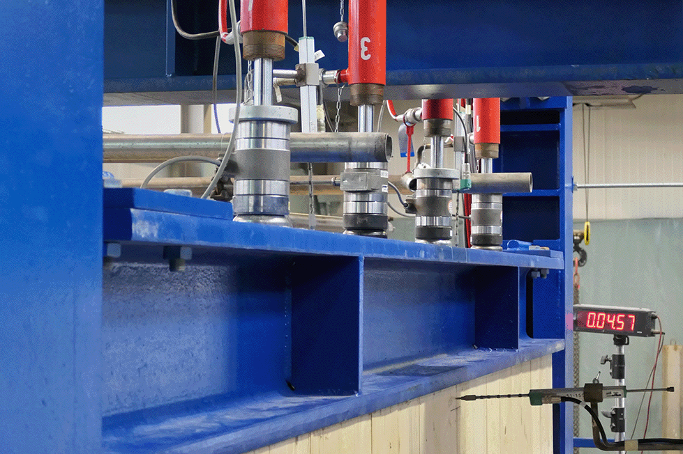 Hydraulische Vertikalbelastung eines Stahlträgers bei einem Brandversuch