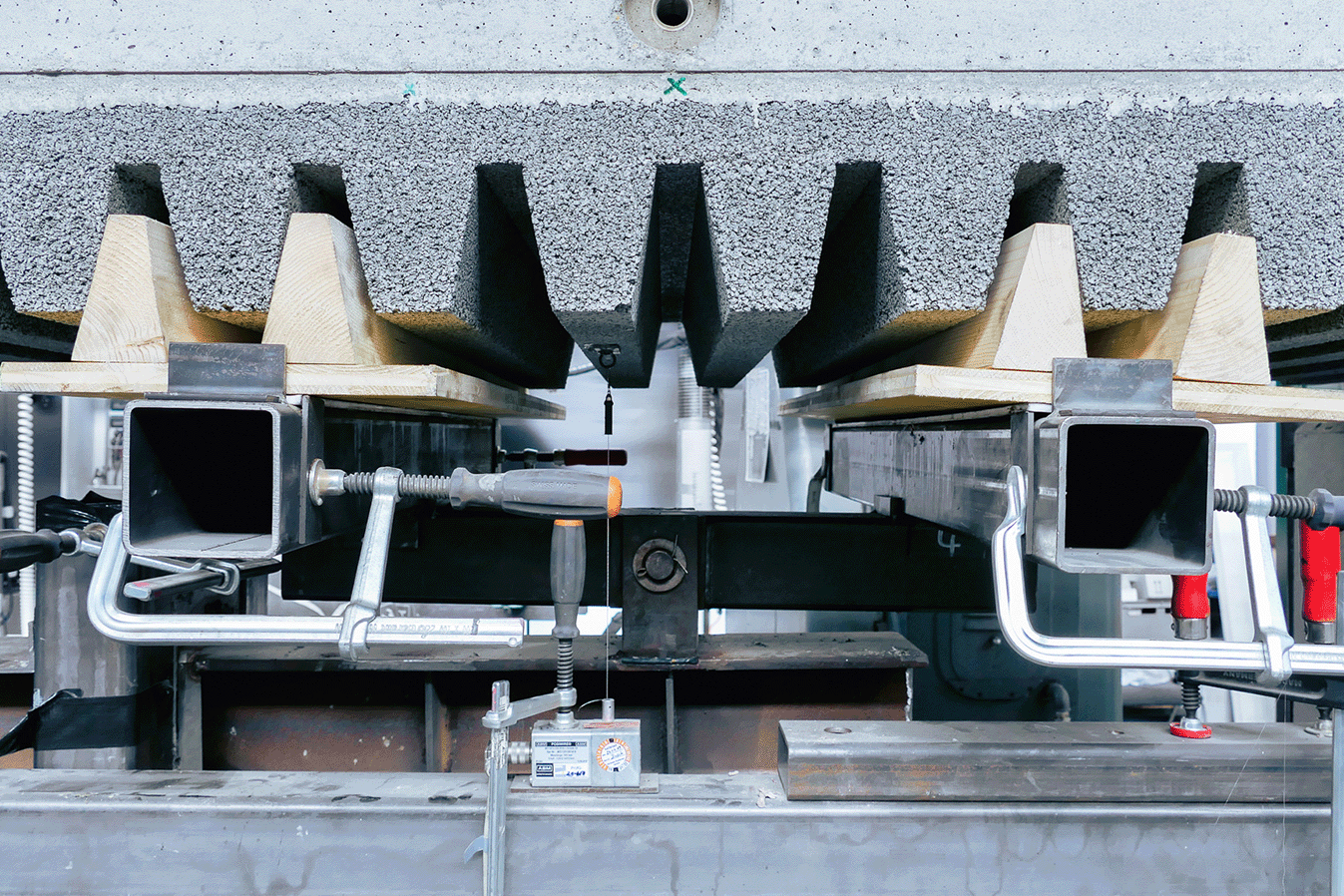 Detailansicht von Lärmschutzelementen mit Wegmesselementen