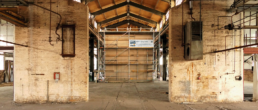 Brandversuche zur Löschwirkung einer Feuerlöschanlage mit einem maßstabsgetreuen Nachbau eines Raumes in einer alten Industriehalle