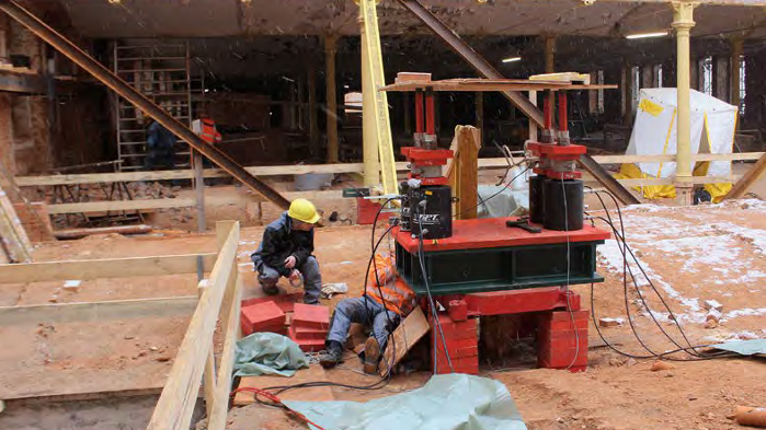 Probebelastung auf der Baustelle der Bibliothek der TU Chemnitz mit hydraulischen Pressen und einem Versuchsaufbau