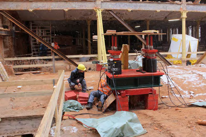 Probebelastung auf der Baustelle der Bibliothek der TU Chemnitz mit hydraulischen Pressen und einem Versuchsaufbau