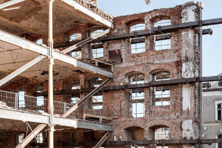 Baustelle Umnutzung der ehemaligen Aktienspinnerei Chemnitz zur Zentralbibliothek der Technischen Universität Chemnitz - Rohbau mit Stahlgerippe