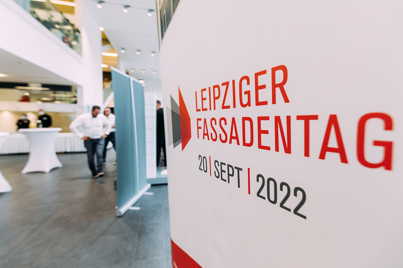 Logo des Leipziger Fassadentags auf einem Rollup vor dem Ausstellerbereich