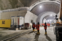 Studierende vor einer im Bau befindlichen Tunnelröhre im Kramertunnel