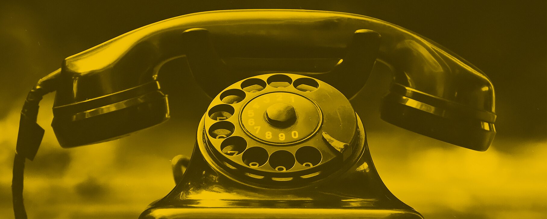 altes W&auml;hlscheibentelefon in gelb schwarz