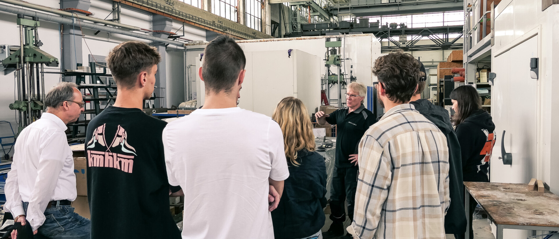 Studierende bekommen eine Erklärung an Prüfmaschinen während einer Exkursion