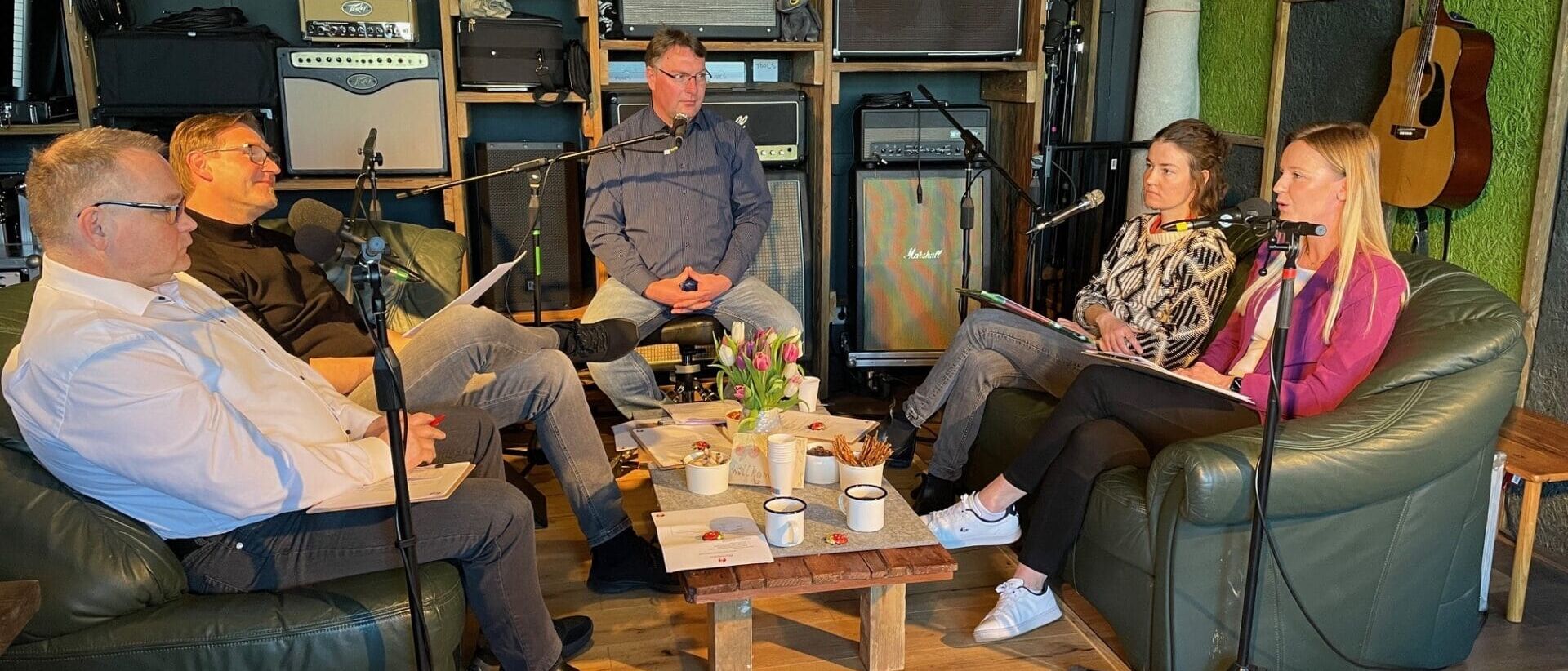 Podcast Gäste hinter dem Mikro und auf der Couch