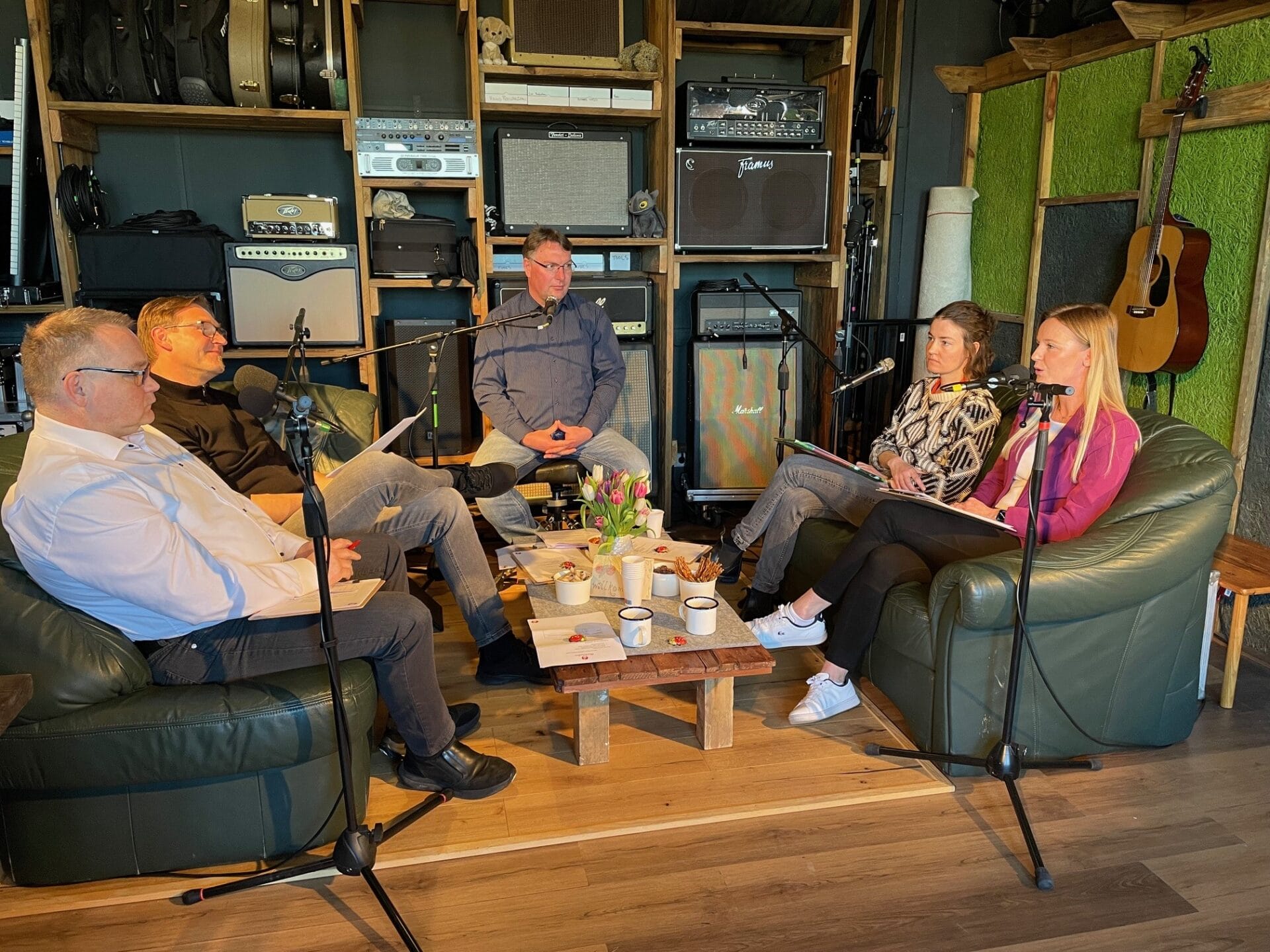 Podcast Gäste hinter dem Mikro und auf der Couch