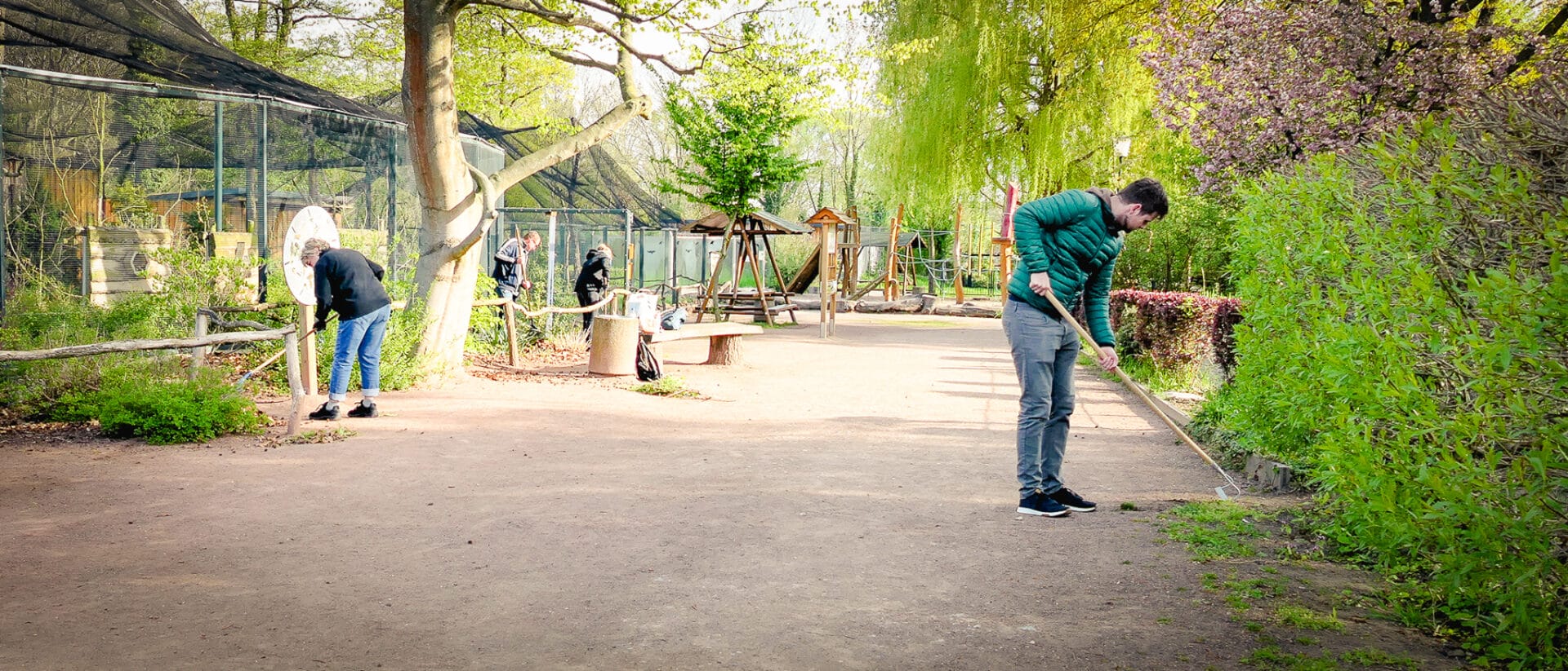 Menschen die einen Weg Pflegen und Unkraut entfernen