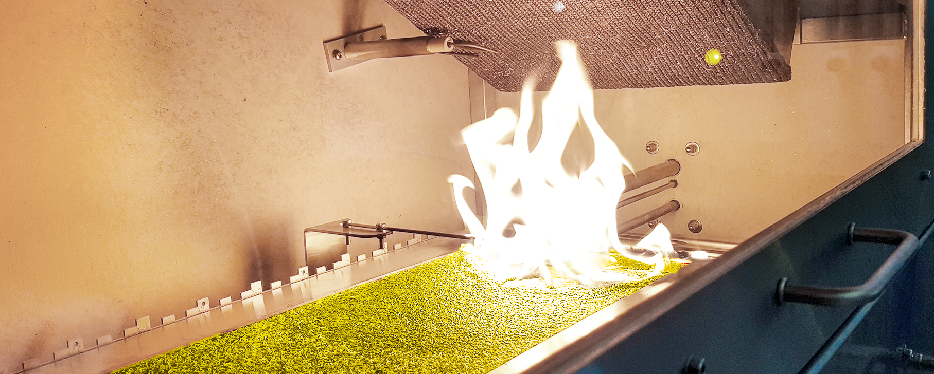 Pr&uuml;fger&auml;t zur Brandschutzpr&uuml;fung von Fu&szlig;bodenbel&auml;gen im Betrieb w&auml;hrend der Beflammung eines Fu&szlig;bodenelements