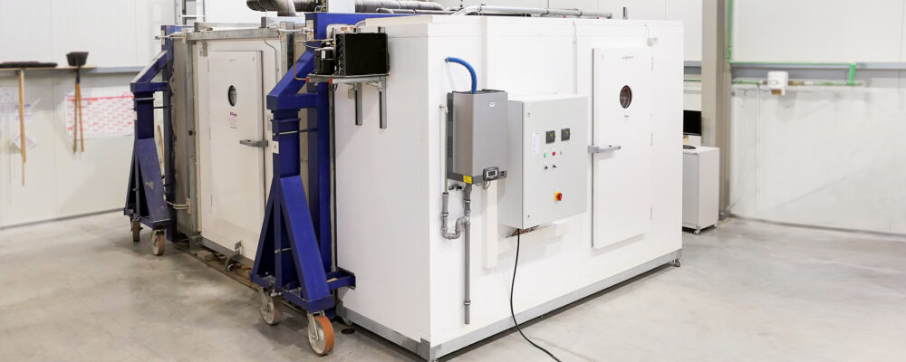 Außenansicht der Prüfräume für zeitraffende Prüfungen von Wärmedämmverbund- (WDVS) und Vorhangfassadensystemen (VHF) gemäß verschiedener technischer Spezifikationen