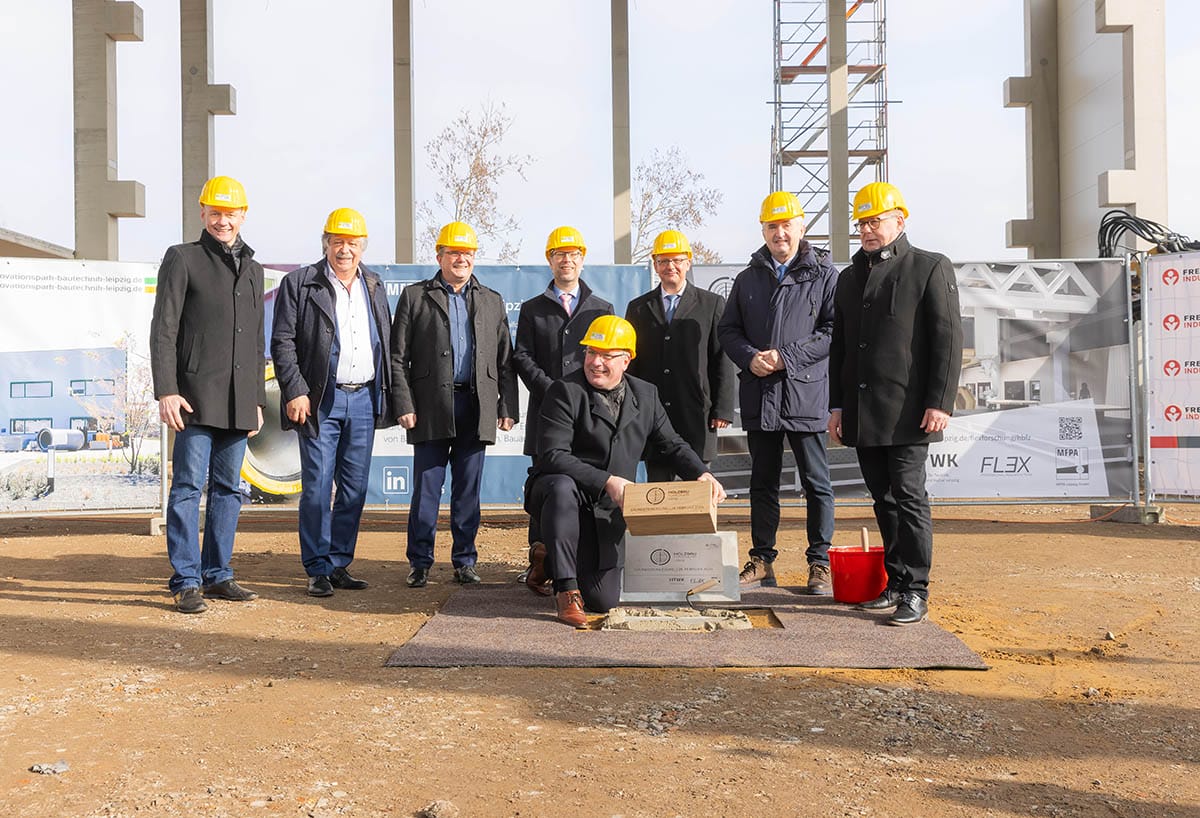 Staatsminister Thomas Schmidt, HTWK-Rektor Prof. Mark Mietzner, Wirtschafts-B&uuml;rgermeister Clemens Sch&uuml;lke, MFPA-Gesch&auml;ftsf&uuml;hrung Dr. Mathias Reuschel und Dr. J&ouml;rg Schmidt, Bauausf&uuml;hrender Heiko Geppert, S&ouml;ren Gl&ouml;ckner von der Holzbau Kompetenz Sachsen und Prof. Alexander Stahr als Leiter des HolzBauForschungsZentrums bei der Grundsteinlegung